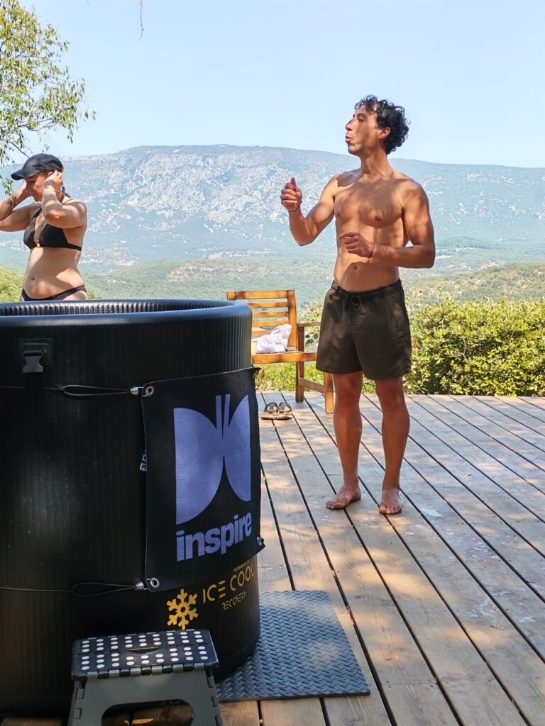 Séance de respiration guidée à côté d’un bain froid, face aux montagnes