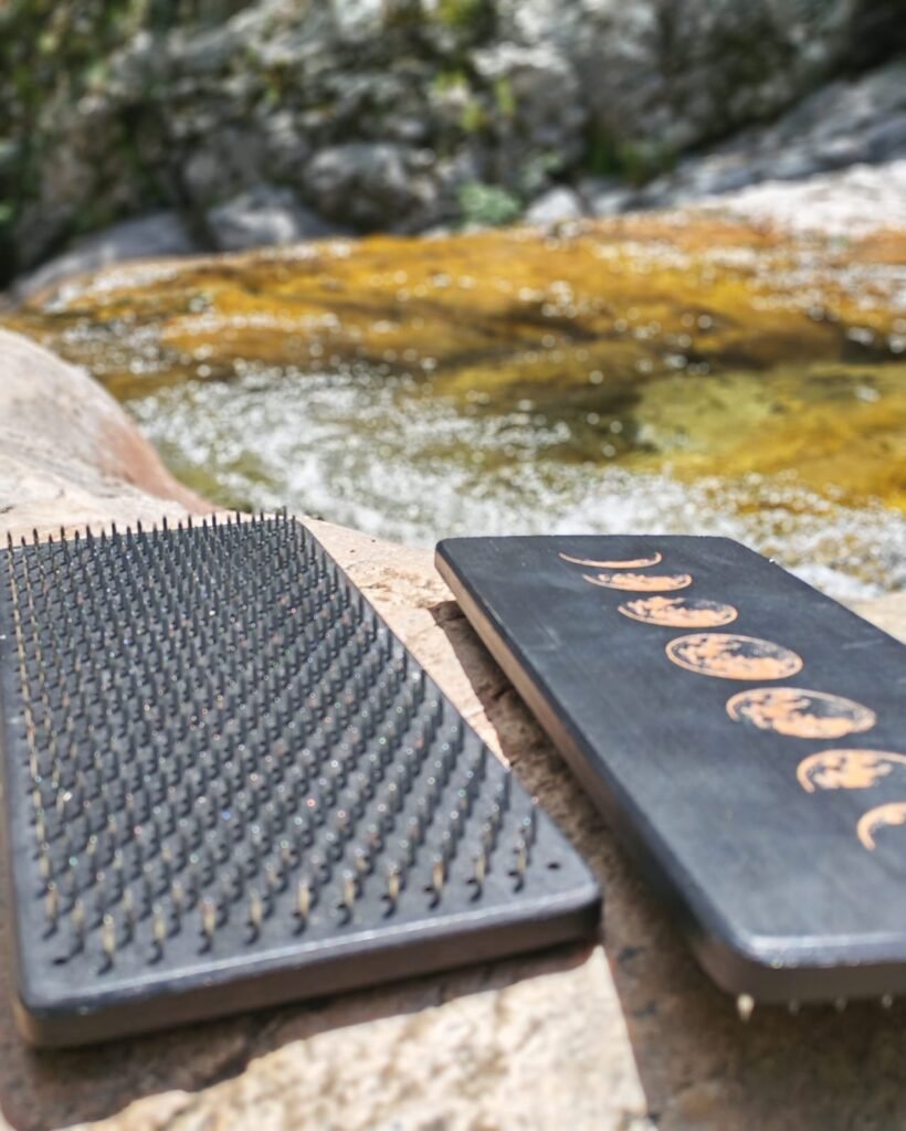 Sadhu board, planche à clous posée au bord d'une rivière