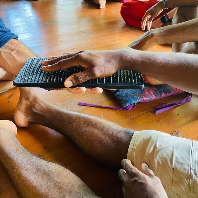 Mains posées sur un sadhu board pendant un atelier