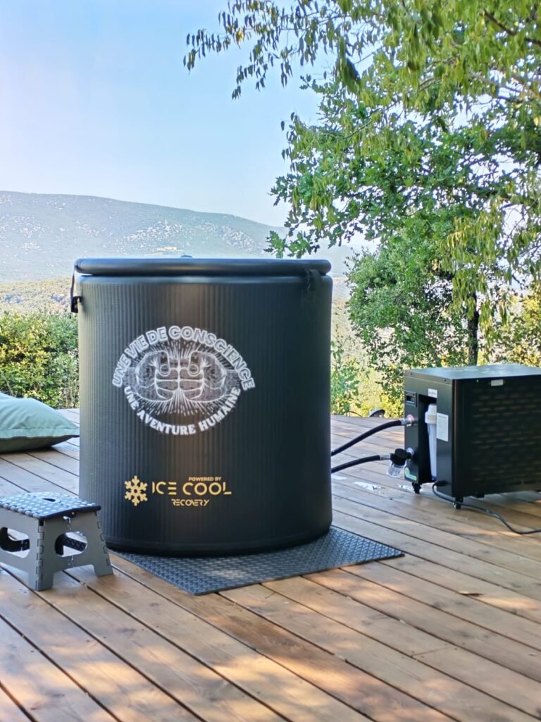 Bain froid Ice Cool Recovery avec son groupe froid, sur une terrasse face aux montagnes