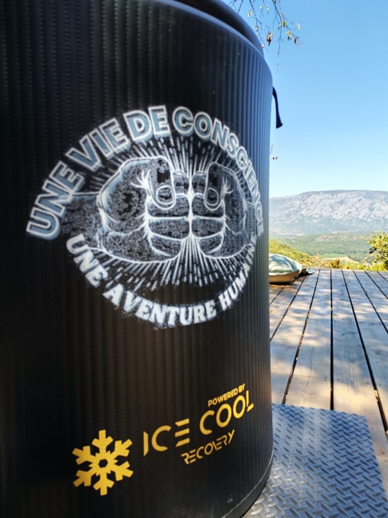 Bain froid Ice Cool Recovery aux couleurs d'Une Vie de Conscience, sur une terrasse face aux montagnes
