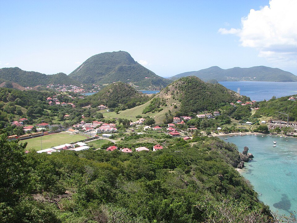 Le Morne du Chameau dominant le bourg de Terre-de-Haut, aux Saintes